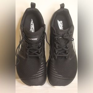 Altra  women’s solstice XT 2 in black 7.0